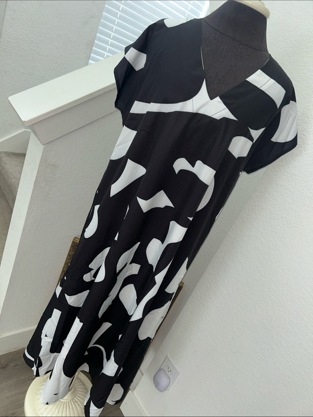 HARPER & LANE Black & White Abstract V‑Neck Midi Dress